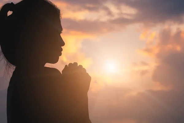 Sylwetka Młodych Rąk Ludzkich Modląc Się Boga Wschodzie Słońca Christian — Zdjęcie stockowe