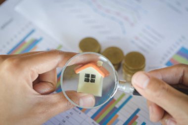 Madeni para ve kredi Emlak için yeni bir ev ararken cam büyütme grow, çubuk grafiğini yığını veya satın almak için bir ev gelecek kavramı ailede tasarruf.