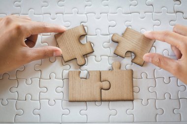 Parçalı bulmaca güneş ışığı etkisi, iş çözümleri, başarı ve strateji kavramı ile bağlanma adamın closeup elini