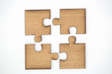 Beyaz arka plan üzerinde ahşap parçalı bulmaca, bir bulmacanın parçaları izole