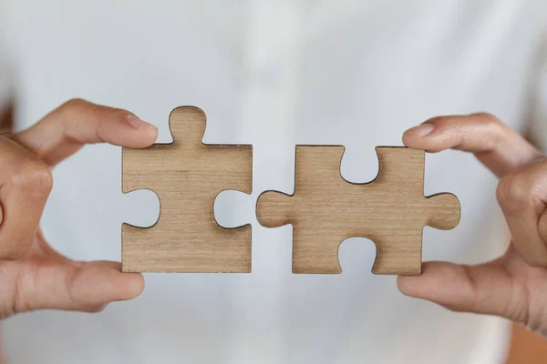 Primo Piano Mani Donne Affari Che Collegano Puzzle Lavoro Squadra — Foto Stock