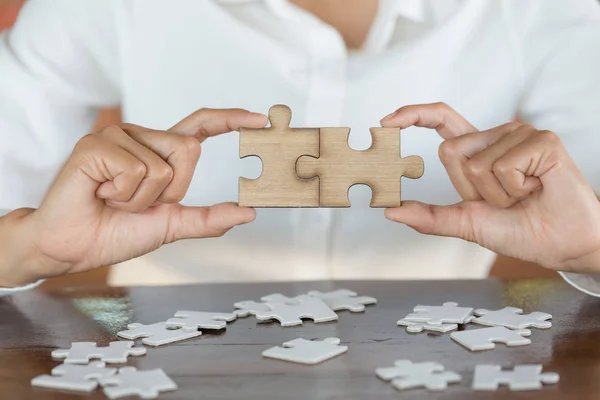 Primo Piano Mani Donne Affari Che Collegano Puzzle Successo Sul — Foto Stock