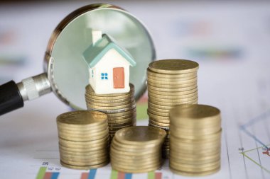 Madeni para ve kredi Emlak için yeni bir ev ararken cam büyütme grow, çubuk grafiğini yığını veya satın almak için bir ev gelecek kavramı ailede tasarruf.