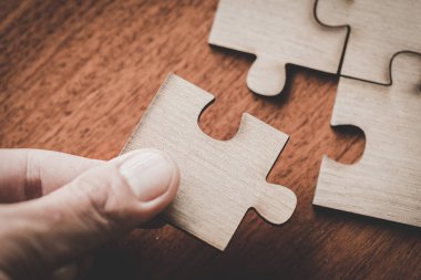 El yapboz Misyon, iş çözümleri, başarı ve Strateji kavramı tamamlamak için son parçası koymak