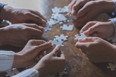 Parçalı bulmaca montaj farklı kişi elinde, genç takım birlikte doğru eşleme, yardım destek ekip ortak çözüm kavramı, en yakın görünümü bulmak için arama adet koyun.