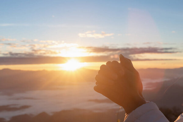 Христианка руками молится Богу на горном фоне с утренним восходом солнца. Женщина Молитесь, чтобы Бог благословил желающих иметь лучшую жизнь. Кризис христианской жизни
.