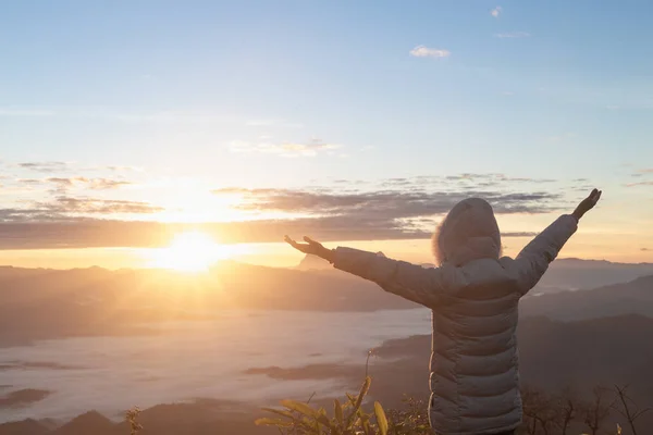 Mujer Cristiana Manos Orando Dios Fondo Montaña Con Amanecer Por —  Fotos de Stock