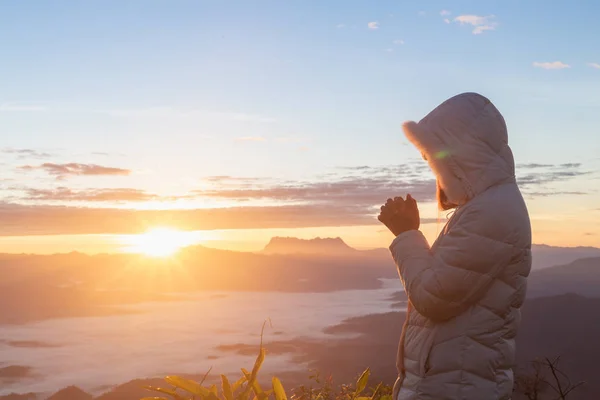 Kristen Kvinna Händer Bad Till Gud Berget Bakgrunden Med Soluppgången — Stockfoto