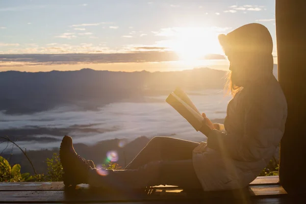 Γυναίκα Που Κρατά Ανάγνωση Γραφή Στο Βουνό Στην Εικόνα Πρωί — Φωτογραφία Αρχείου