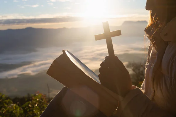 Nők Imádkozzatok Hogy Isten Biblia Kereszt Hegyi Háttér Val Reggeli — Stock Fotó