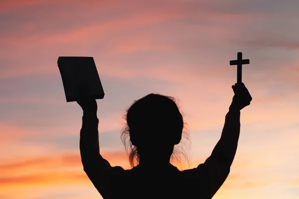 クロスで女性と朝 霊性と宗教の神からの祝福の祈りの手の中の聖書 — ストック写真