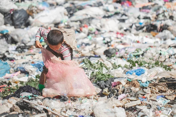 Los Niños Son Basura Para Seguir Vendiendo Debido Pobreza Día — Foto de Stock