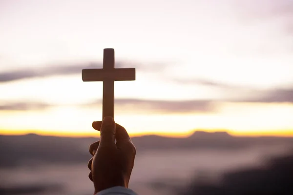 Mãos Segurando Cruz Madeira Fundo Nascer Sol Crucifixo Símbolo — Fotografia de Stock