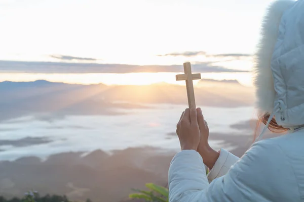Γυναικών Προσεύχεται Στο Θεό Σταυρό Στο Βουνό Φόντο Την Ανατολή — Φωτογραφία Αρχείου