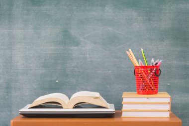 Resepsiyon, okul malzemeleri için geri okul kitapları. Kitap ve yazı tahtası ahşap arka plan, eğitim kavramı üzerinde