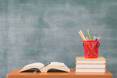 Resepsiyon, okul malzemeleri için geri okul kitapları. Kitap ve yazı tahtası ahşap arka plan, eğitim kavramı üzerinde
