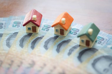  Ev modeli üzerinde banknot, gayrimenkul kavramı, ödeme kredi, satın alma bir satış, kira, kredi, kavram için ev modeli için para tasarrufu ekolojik konut. iş, Emlak. 