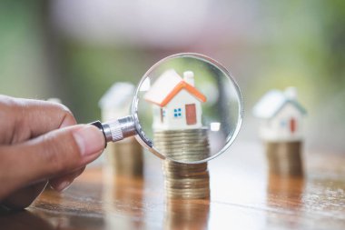 El kredi Emlak için yeni bir ev ararken bir büyüteç tutun ya da satın almak için bir ev gelecek kavramı ailede tasarruf.