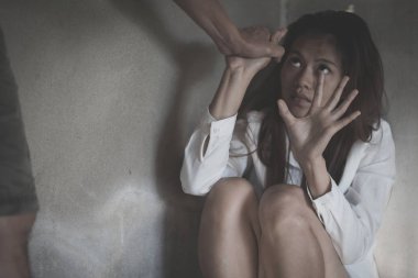 Karanlık bir yerde, dehşet bir kadın için acı bir adamla aile içi şiddete son kadına yönelik aile içi şiddet 