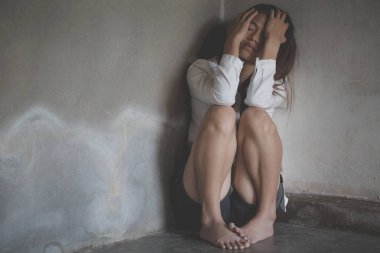  Depresyon, Aile sorunları, mutfak, istismar ve insanlar kavramı ile yalnız merdivenlerde oturan kadın