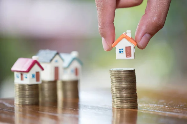 Mänsklig Hand Sätta Hus Modell Mynt Stack Planerar Besparingar Pengar — Stockfoto