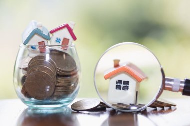 Model ev yığını sikke, Büyüteç Camı'nı yeni bir ev, ev kavramı bir büyüteç ile arama için arama üzerinde