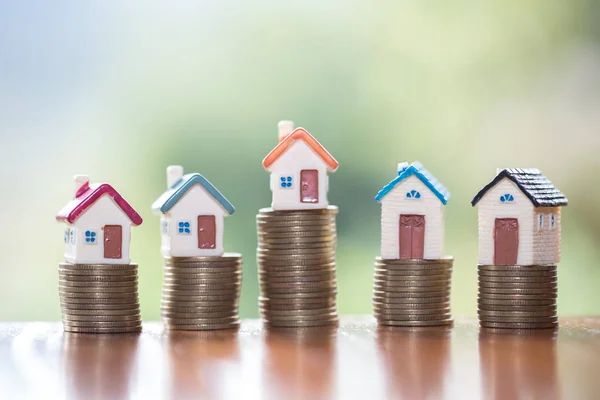 コインのスタック上のミニハウス お金と家 不動産投資 スタックコインでお金を節約 住宅ローンの概念 — ストック写真