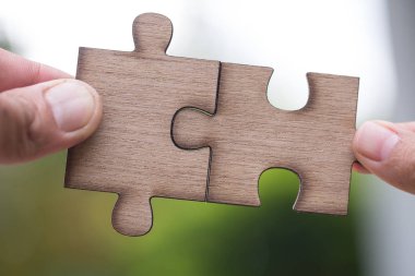 Parçalı bulmaca güneş ışığı etkisi, iş çözümleri, başarı ve strateji kavramı ile bağlanma adamın closeup elini