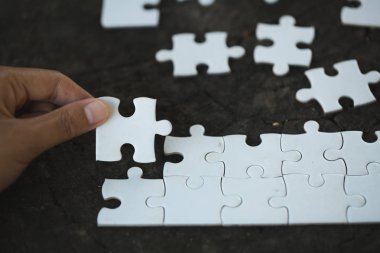 Eller iş kadın yapboz puzzleon, bağlama, yakın ekip çalışması çalışma alanı'na başarı ve stratejisi kavramı.