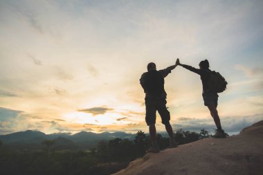 Siluet duran yürüyüşçü tepe ve vadi boyunca zevk gündoğumu üstünde tepe-in aile, çiftler, erkek ve kadın, dağın tepesinde duran.