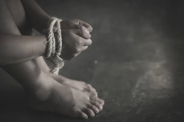 Mão Criança Atada Com Uma Corda Direitos Humanos Vítimas Tráfico — Fotografia de Stock