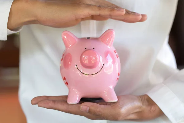Piggy Bank Protegido Por Mãos Proteção Poupança Cobertura Financeira Gestão — Fotografia de Stock