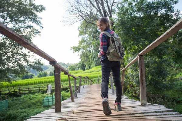 Scarpe Escursionista Donna Turisti Donne Passeggiano Lungo Ponte Sul Fiume — Foto Stock