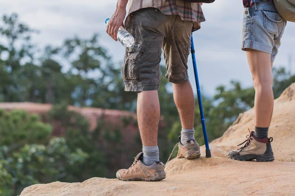 Grupp Man Och Kvinnor Vandrar Tråg Skogsstigen Bär Mountain Stövlar — Stockfoto