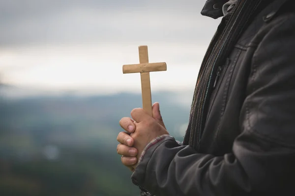 Trzymającego Krzyż Święty Modlił Się Błogosławieństwo Boga Boga Uwielbienia Amour — Zdjęcie stockowe