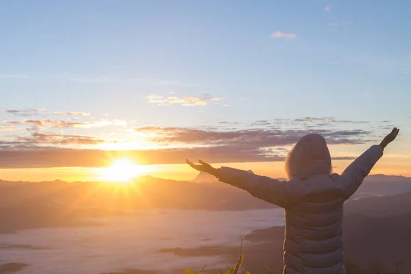 Mann Gott Sei Dank Auf Dem Berg Bei Sonnenaufgang Morgen — Stockfoto