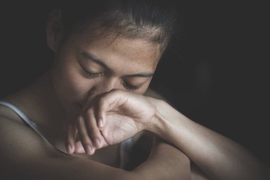 Üzgün depresif kadın acı ve aile hayatı. karanlık odada oturan ve ağlama, sorunu çözmek nasıl düşünmek genç güzel kadın kadınlar kadınlara karşı şiddete