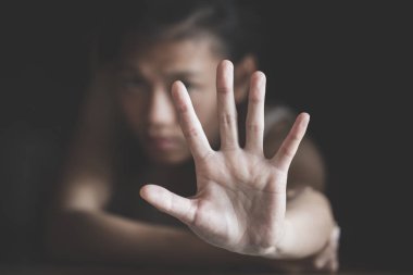 Kadınlar kölelik, kadınlara yönelik şiddete karşı el kaldırma, uluslararası kadınlar günü, kadınlara yönelik cinsel taciz ve tecavüz kavramı.