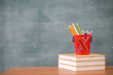 Resepsiyon, okul malzemeleri için geri okul kitapları. Kitap ve yazı tahtası arka plan, eğitim kavramı