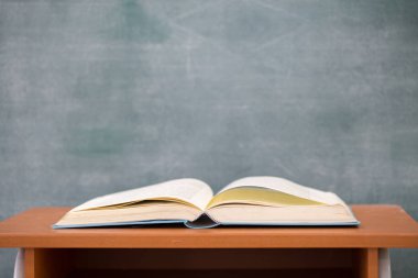 Resepsiyon, kitap ve yazı tahtası ahşap arka plan, eğitim kavramı üzerinde okul kitapları