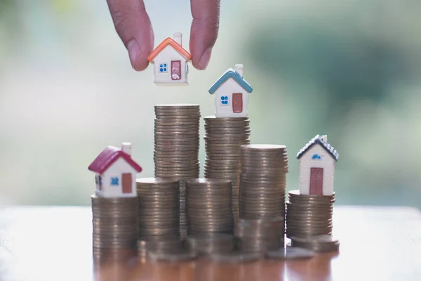 Mänsklig Hand Sätta Hus Modell Mynt Stack Planerar Besparingar Pengar — Stockfoto