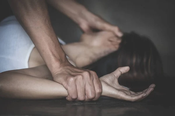 Man Hand Houden Van Een Vrouw Hand Voor Verkrachting Seksueel — Stockfoto