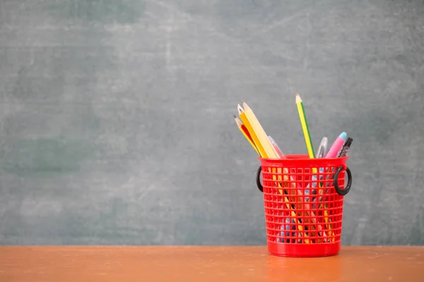 Material Escolar Sobre Una Mesa Madera Fondo Pizarra Concepto Educativo —  Fotos de Stock