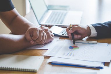 Borsa, office, vergi ve proje için kavram resim. Şirket mali rapor bilanço deyim belgeleri grafikler ile çalışma çözümleme iki işadamı yatırım danışmanı.