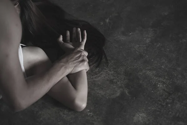 Depresyonda olan genç kız el ele oturuyor, üzgün genç kadının zihinsel sorunları var, kötü muamele ve tecavüz, Aile içi Şiddet ve Kaçakçılık