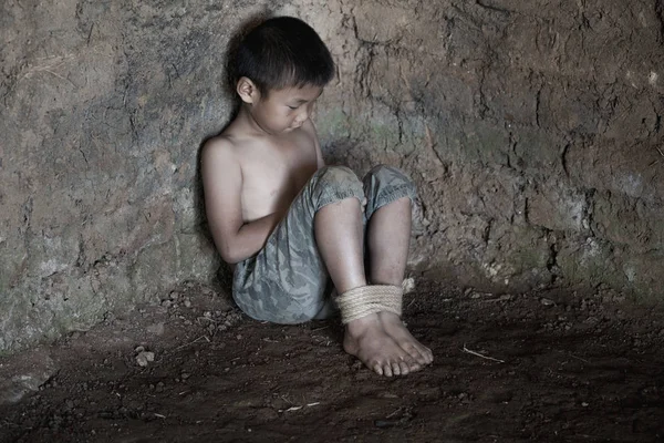 Niño Fue Atado Esquina Casa Abandonada Alto Violencia Contra Los — Foto de Stock