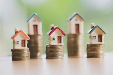 Bozuk para, ev, ipotek, ev almak için biriktirilen para ve emlak konseptine yatırılan kredilerin olduğu küçük bir ev. Invesment ve Risk Yönetimi.