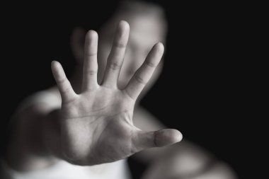 Terk edilmiş binanın açısında kadın köleliği, Kadınlara yönelik şiddeti durdurmak, Uluslararası Kadınlar Günü