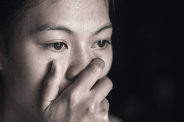  Depresyon ile ağlayarak katta oturan kadınlar depresyona zemin, ailevi sorunlar, mutfak, istismarı, Aile içi şiddet, kavramı depresyon ve intihar üzerinde oturan kadın.