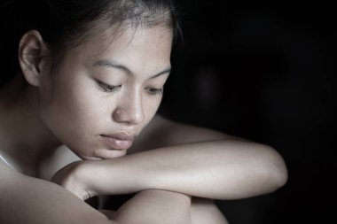 Siyah ve beyaz grunge görüntü güzel bir genç kızın oturan kat ağlıyor, Aile sorunları, cinsel işlev bozukluğu, şiddet, üzerinde insan ticareti.